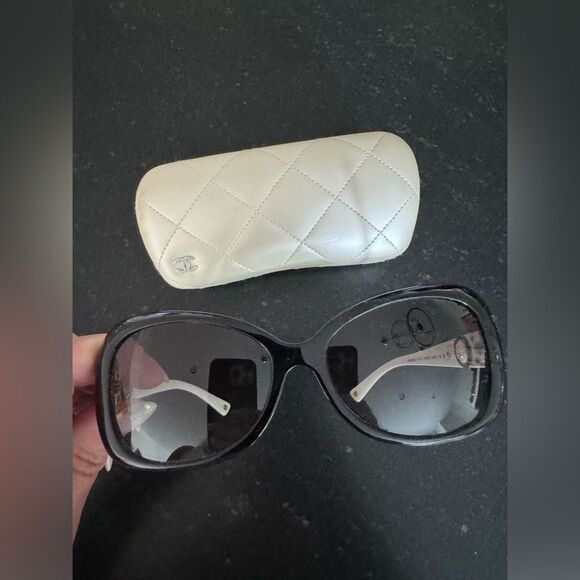 Chanel Sunglasses 5148 Vintage Excellent Condition  Black Frame With White Arms main image 10